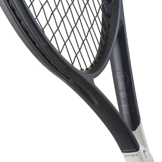 Raquete de ténis HEAD Speed MP UL 2026 ultra‑leve com design metálico mate e padrão 16x19, vista lateral de detalhe do coração em fundo branco