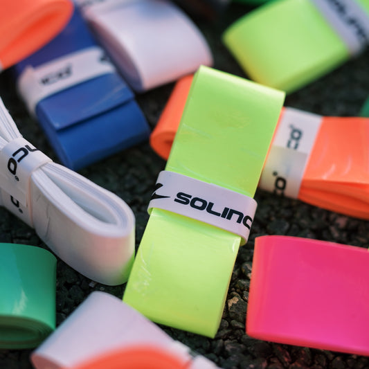 Diferentes Overgrip Solinco Wonder Grip em Branco, Preto, Verde, Amarelo e Vermelho.