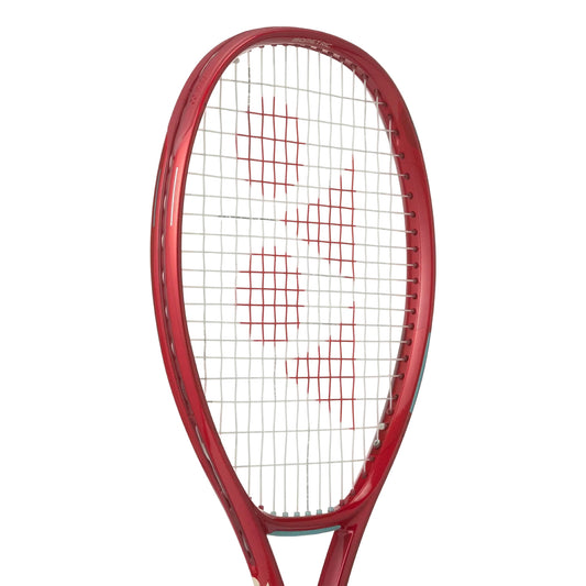 Raquete de ténis Yonex VCORE 100 Ruby Red com design aerodinâmico e tecnologia ISOMETRIC, vista aproximada em fundo branco