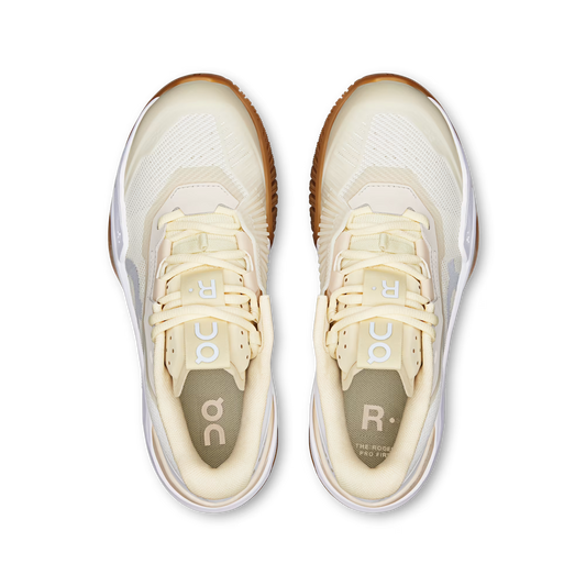 Vista superior das sapatilhas On Running THE ROGER Pro Fire em Branco creme / Areia, com calcanhar acolchoado para maior conforto.