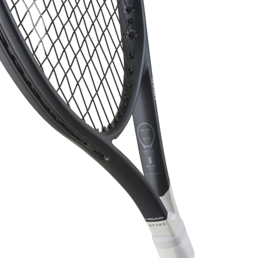 Raquete de ténis HEAD Speed Jr 2026 para jovens dos 9 aos 11 anos, com design metálico mate e padrão 16x19, vista lateral de detalhe do coração em fundo branco