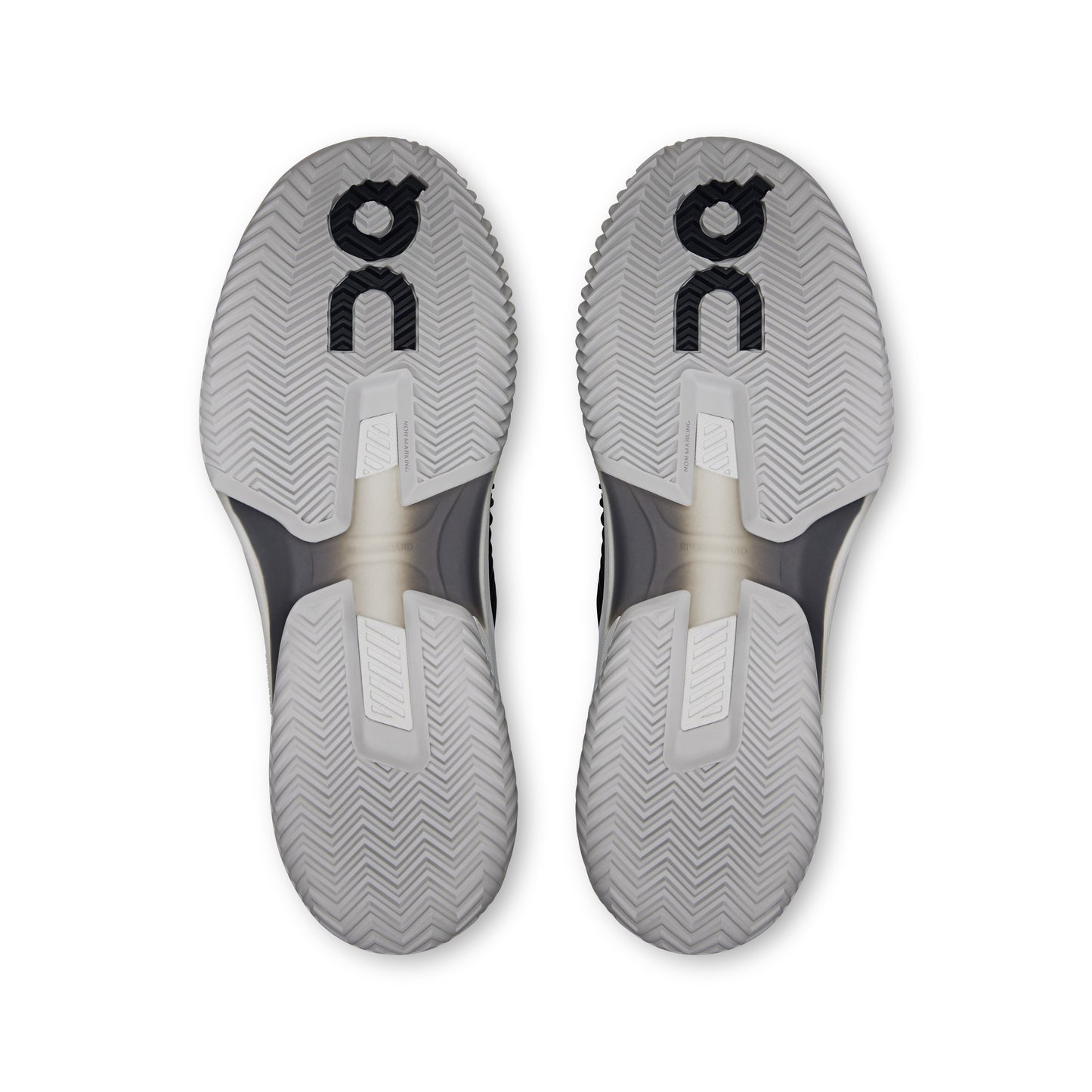 Detalhe da sola espinha de peixe das sapatilhas On Running THE ROGER Pro Fire Clay para tração em terra batida.