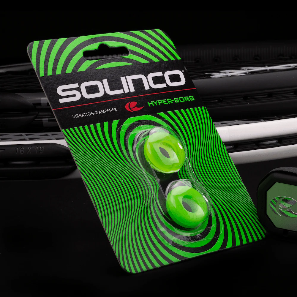 Antivibrador Solinco Hyper-Sorb Pack 2 - transparente e verde néon instalados em cordas de raquete de ténis