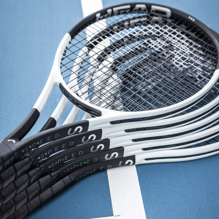 Pilha de cinco raquetes de ténis HEAD Speed MP L 2024 com design soft‑touch e tecnologia Auxetic 2.0, em court de piso rápido azul