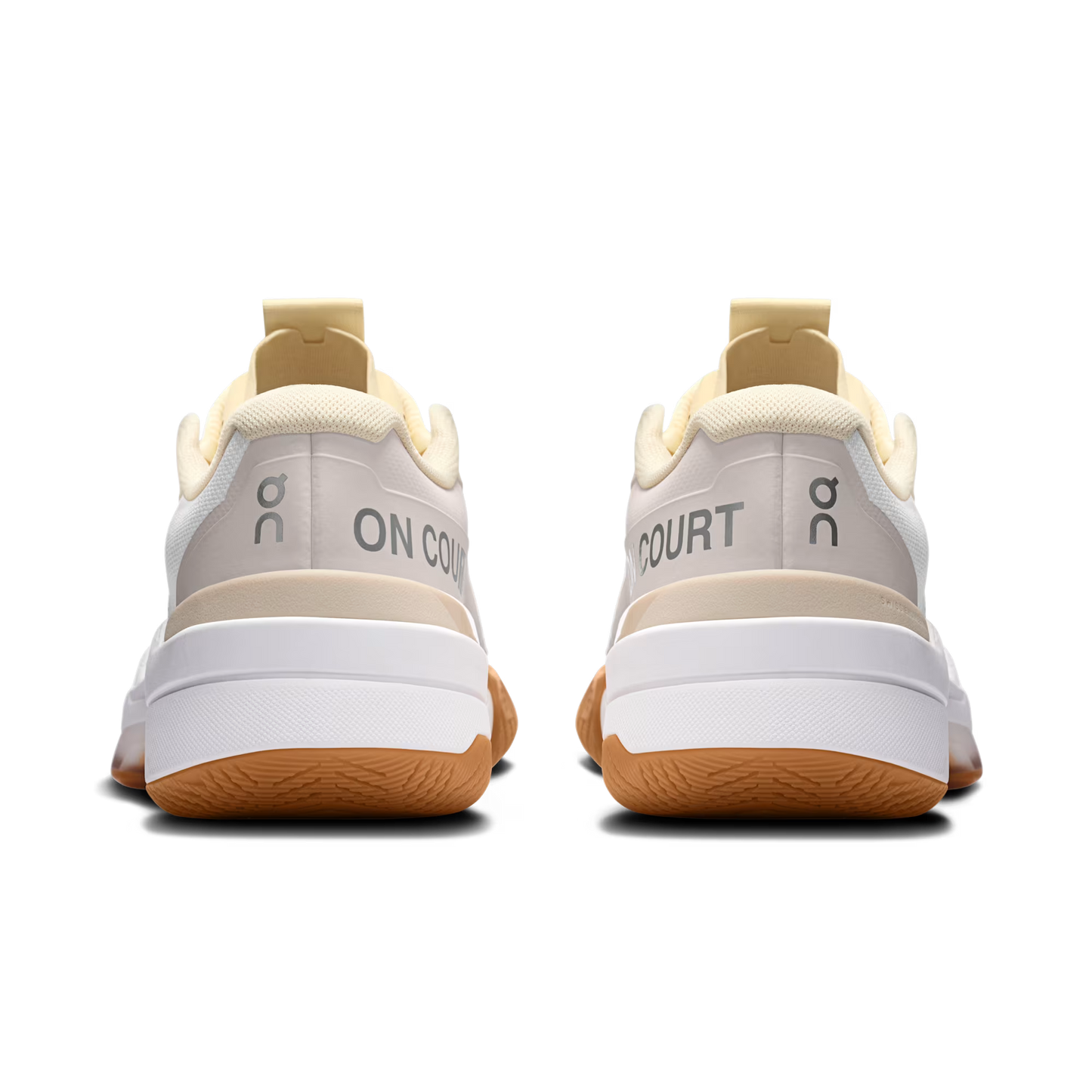 Vista traseira das sapatilhas On Running THE ROGER Pro Fire em Branco creme / Areia, com calcanhar acolchoado para maior conforto.