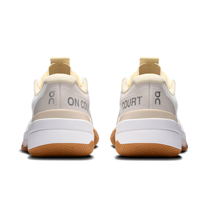 Vista traseira das sapatilhas On Running THE ROGER Pro Fire em Branco creme / Areia, com calcanhar acolchoado para maior conforto.