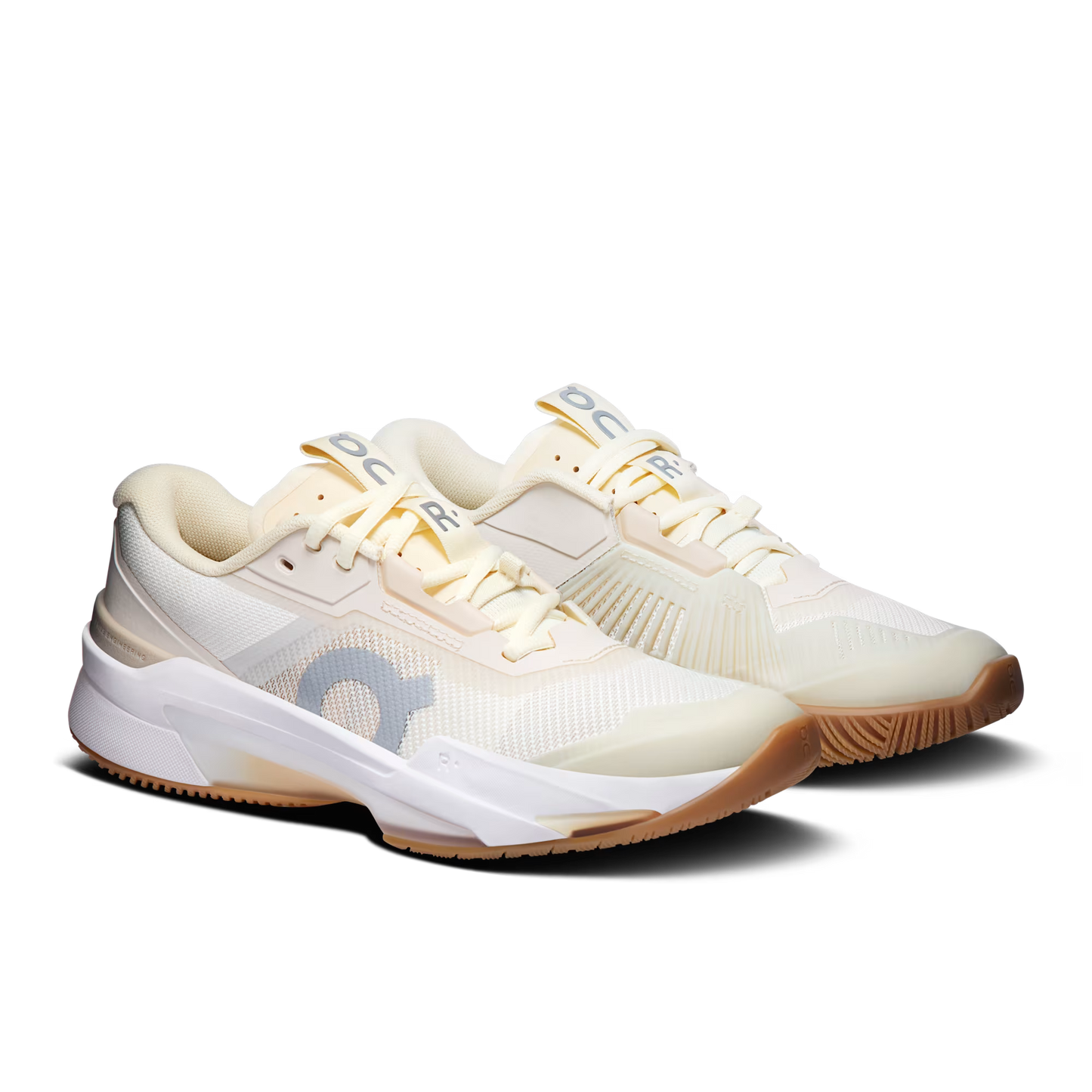 Vista lateral das sapatilhas On Running THE ROGER Pro Fire em Branco creme / Areia, com calcanhar acolchoado para maior conforto.