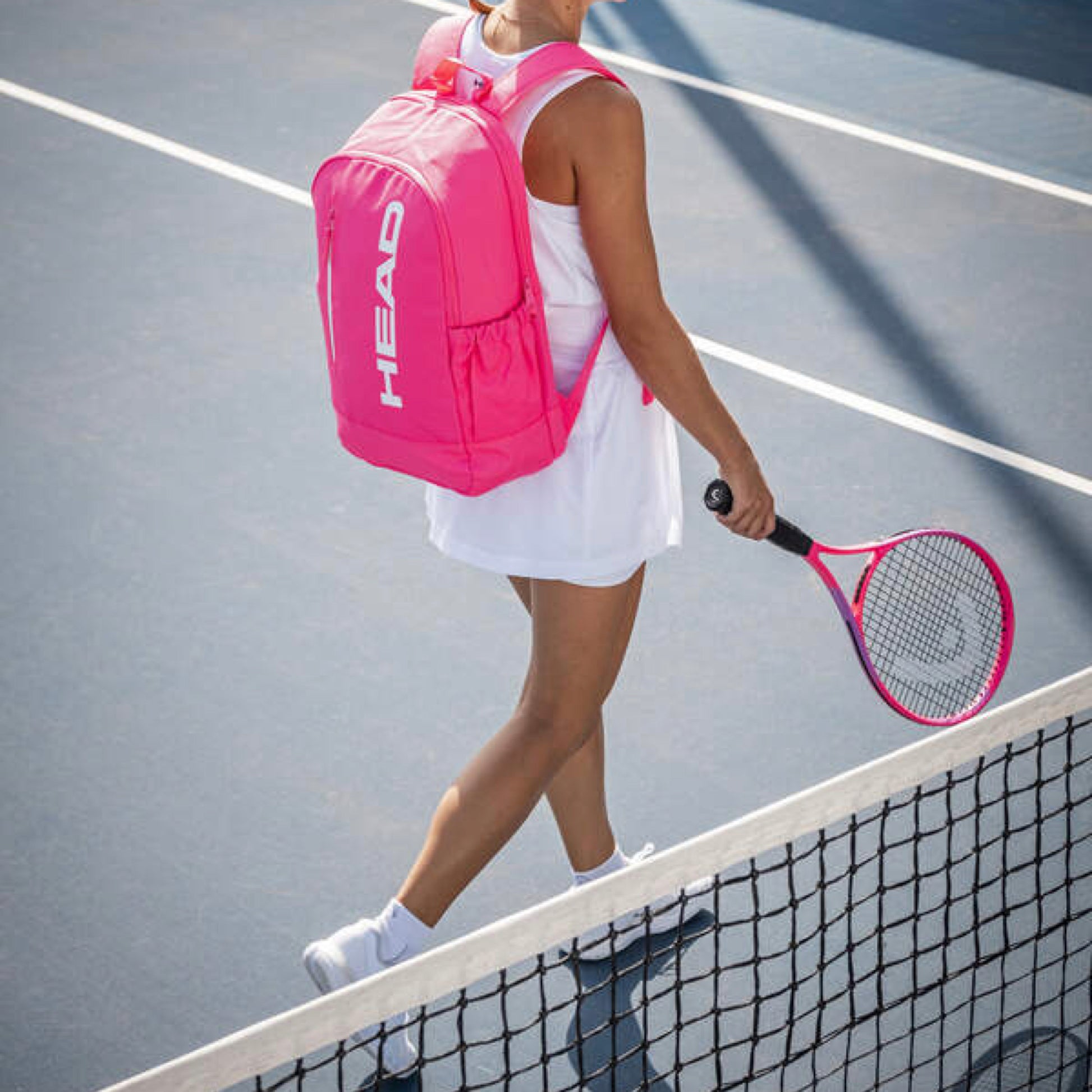 Mochila de ténis HEAD Base 17L Rosa com compartimento para raquetes de ténis e bolsos laterais em rede, em court