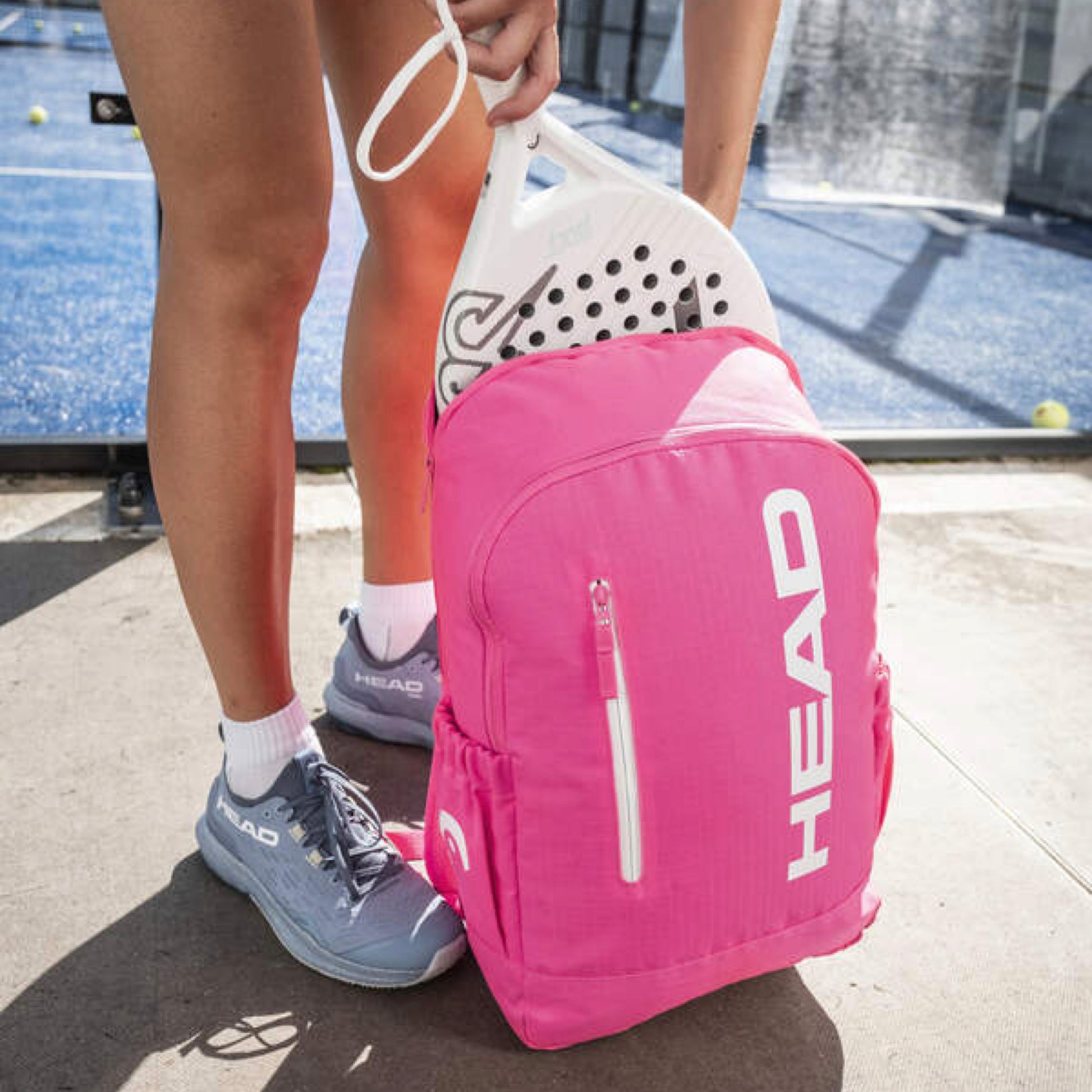 Mochila de padel HEAD Base 17L Rosa com compartimento para raquetes de padel e bolsos laterais em rede, em court