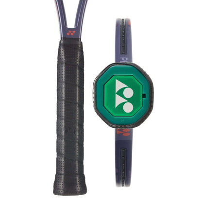 Raquete de ténis Yonex PERCEPT 100 Midnight Navy, detalhe do grip em fundo branco