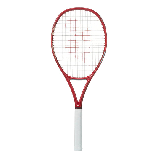 Raquete de ténis Yonex VCORE 100 Ruby Red com design aerodinâmico e tecnologia ISOMETRIC, vista frontal em fundo branco.