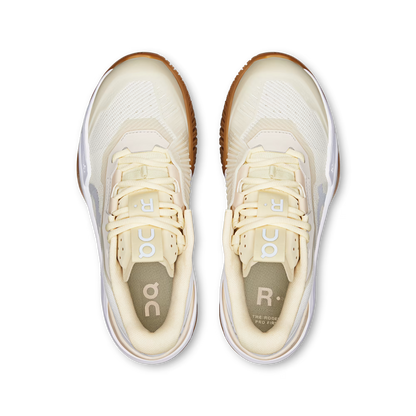 Vista superior das sapatilhas On Running THE ROGER Pro Fire em Branco creme / Areia, com calcanhar acolchoado para maior conforto.