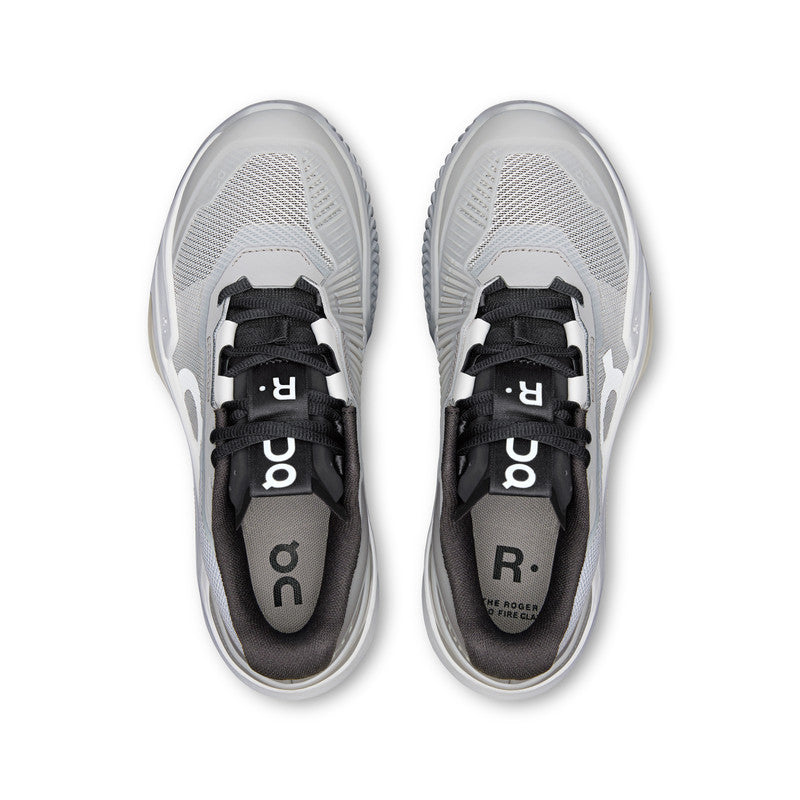 Vista superior das sapatilhas On Running THE ROGER Pro Fire Clay em Glacier/Black, com calcanhar acolchoado para maior conforto e estabilidade.