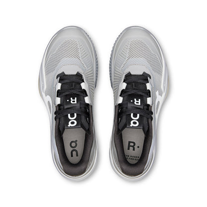 Vista superior das sapatilhas On Running THE ROGER Pro Fire Clay em Glacier/Black, com calcanhar acolchoado para maior conforto e estabilidade.