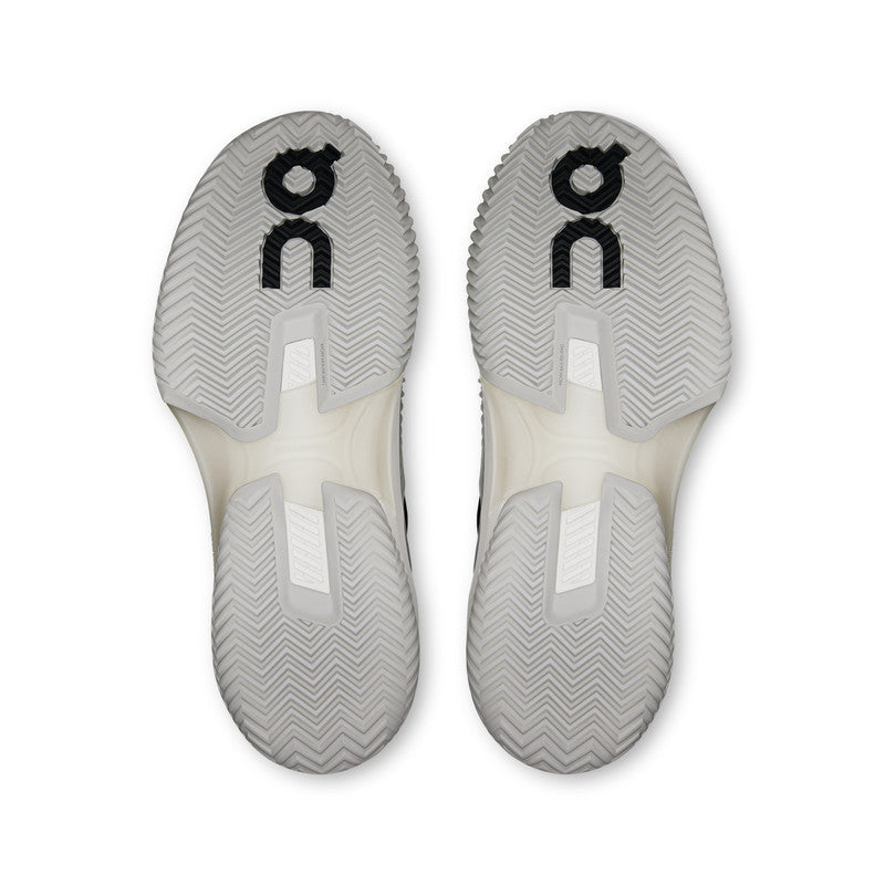 Detalhe da sola espinha de peixe das sapatilhas On Running THE ROGER Pro Fire Clay para tração em terra batida.