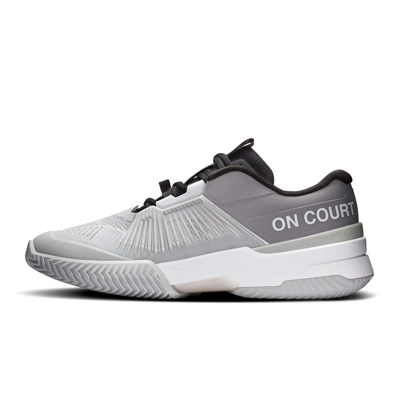 Vista laterial das sapatilhas On Running THE ROGER Pro Fire Clay em Glacier/Black, com calcanhar acolchoado para maior conforto e estabilidade.