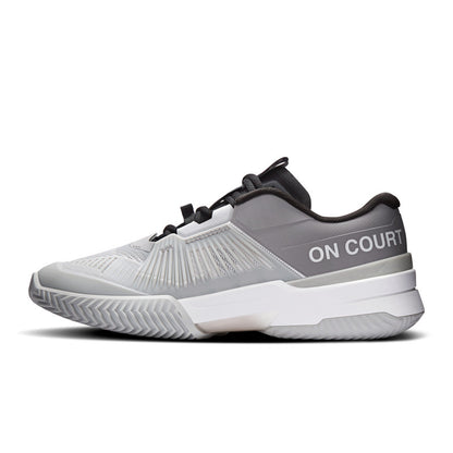 Vista laterial das sapatilhas On Running THE ROGER Pro Fire Clay em Glacier/Black, com calcanhar acolchoado para maior conforto e estabilidade.