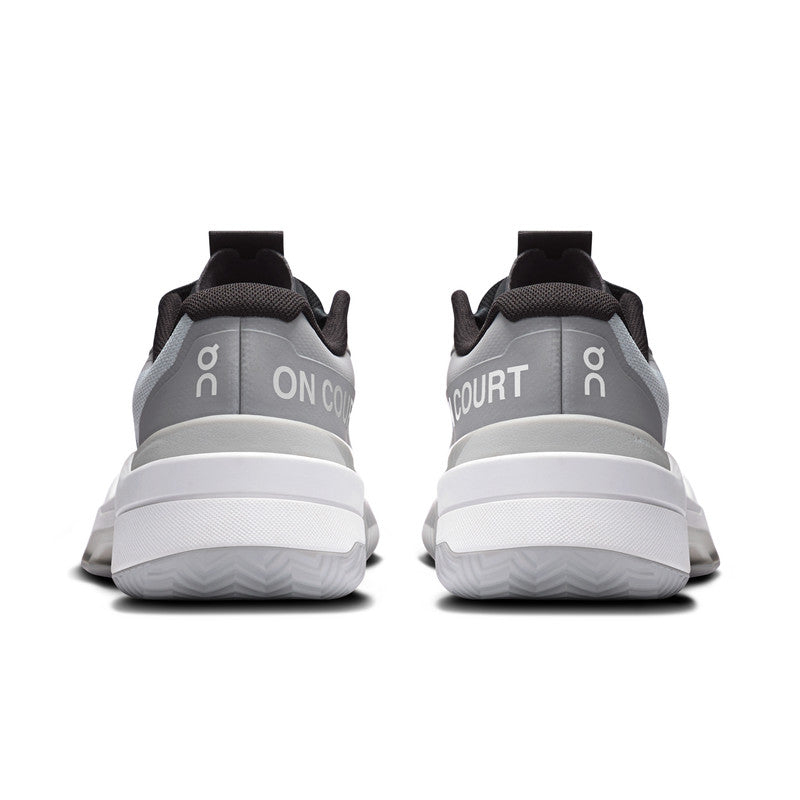 Vista traseira das sapatilhas On Running THE ROGER Pro Fire Clay em Glacier/Black, com calcanhar acolchoado para maior conforto e estabilidade.