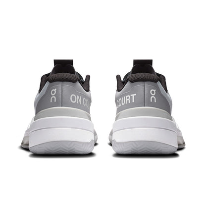 Vista traseira das sapatilhas On Running THE ROGER Pro Fire Clay em Glacier/Black, com calcanhar acolchoado para maior conforto e estabilidade.