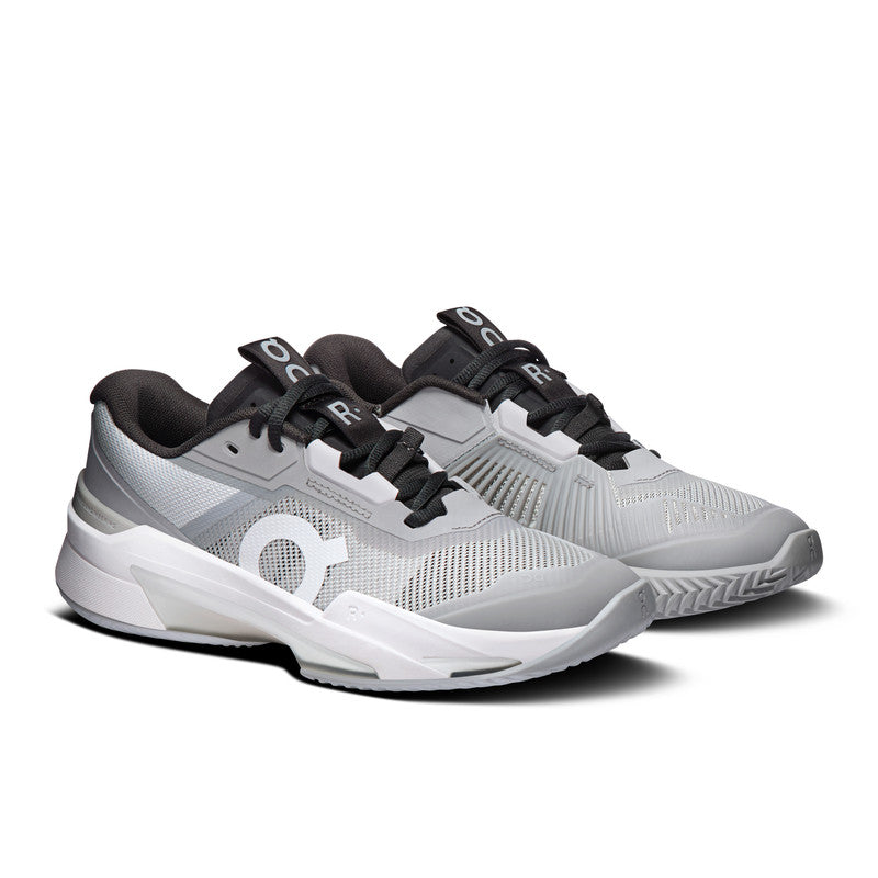 Vista lateral das sapatilhas On Running THE ROGER Pro Fire Clay em Glacier/Black, com calcanhar acolchoado para maior conforto e estabilidade.