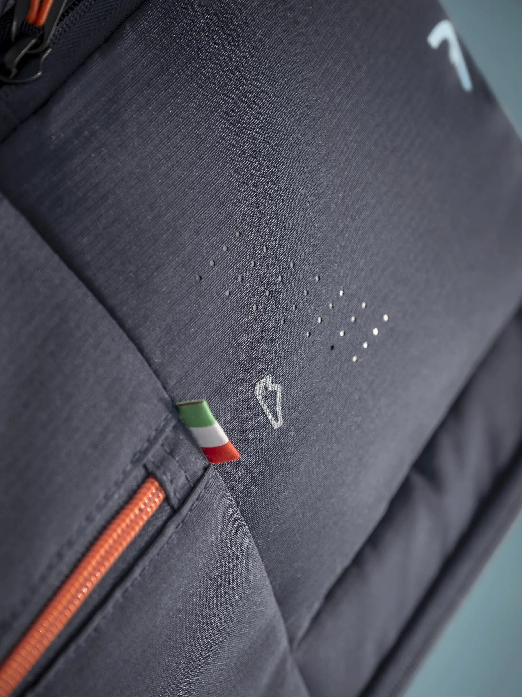 Detalhe da bandeira de Itália e do tecido respirável do compartimento para calçado do saco de raquetes HEAD Pro Racquet Bag XL NV.