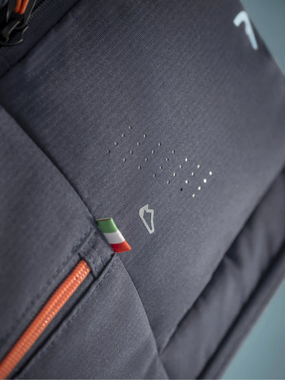 Detalhe da bandeira de Itália e do tecido respirável do compartimento para calçado do saco de raquetes HEAD Pro Racquet Bag XL NV.