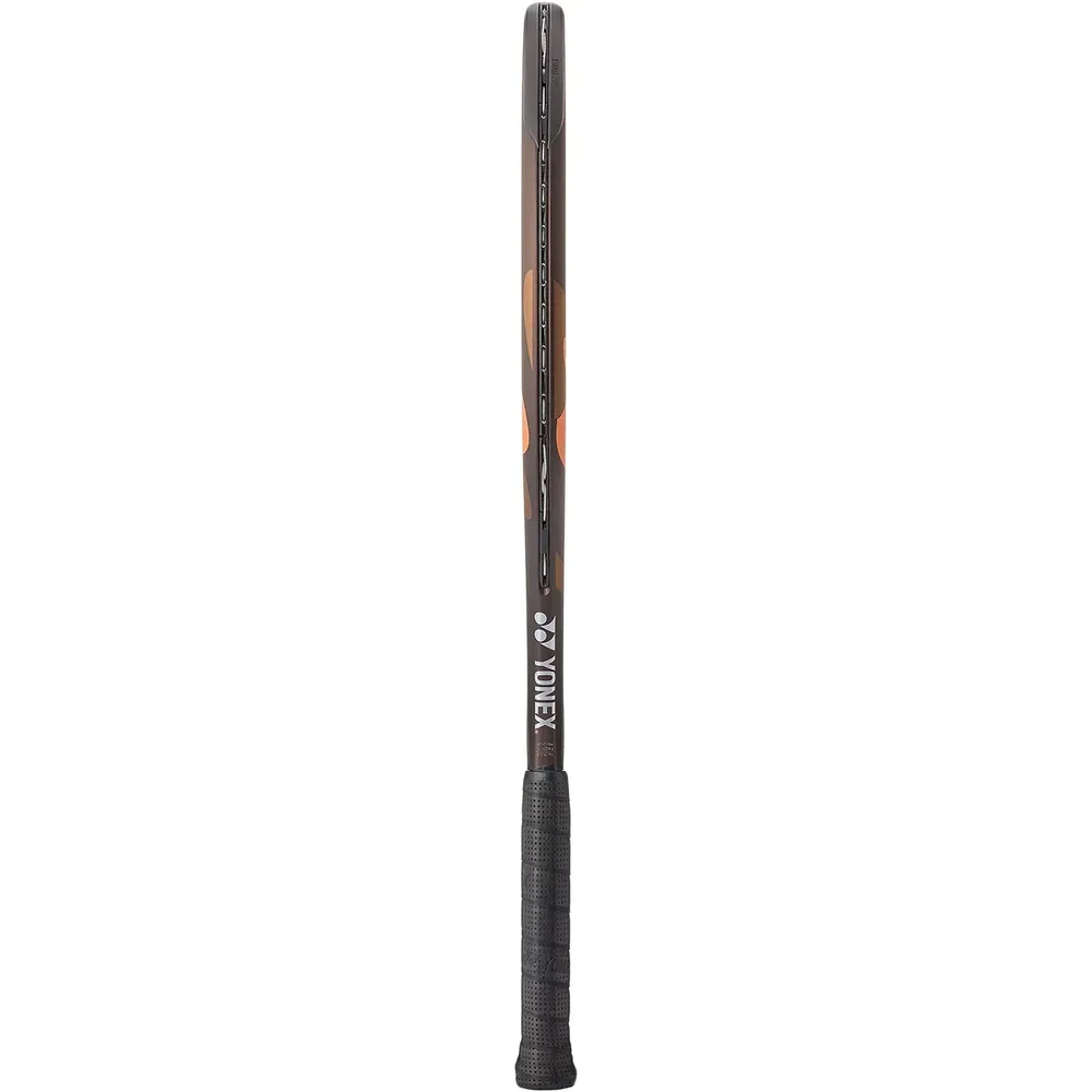 Raquete Yonex EZONE 100 Espresso Brown 2026 - vista lateral mostrando largura do aro e perfil 24,5mm