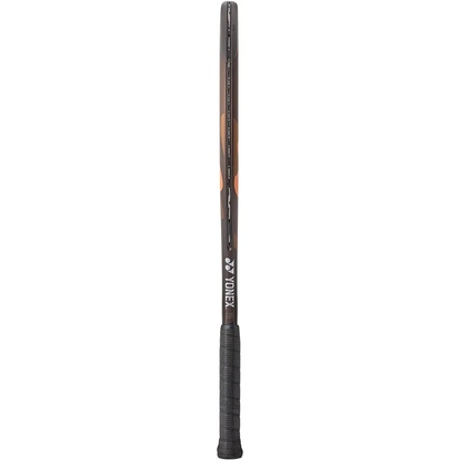 Raquete Yonex EZONE 100 Espresso Brown 2026 - vista lateral mostrando largura do aro e perfil 24,5mm