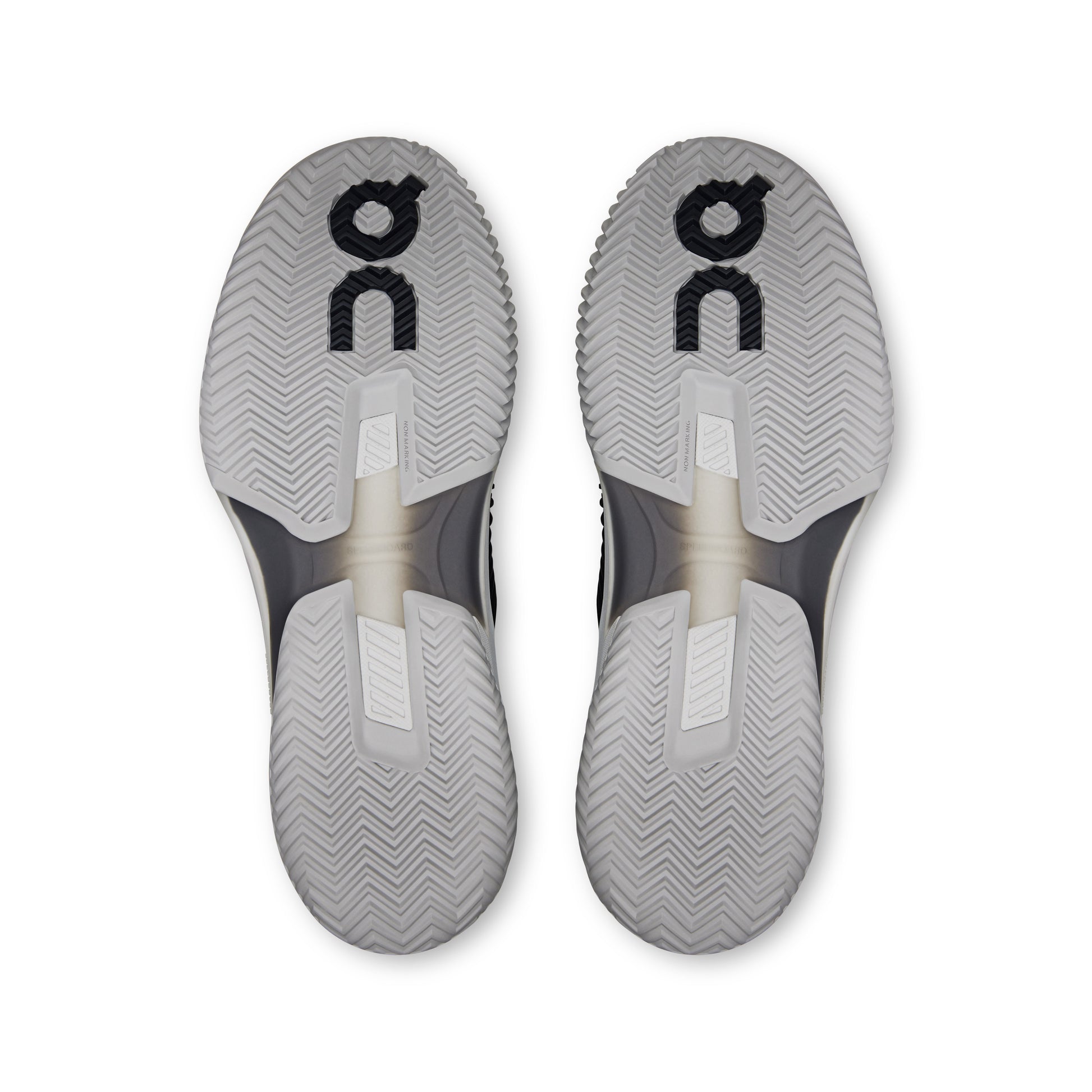 Detalhe da sola espinha de peixe das sapatilhas On Running THE ROGER Pro Fire Clay para tração em terra batida.