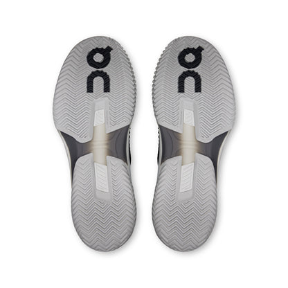 Detalhe da sola espinha de peixe das sapatilhas On Running THE ROGER Pro Fire Clay para tração em terra batida.