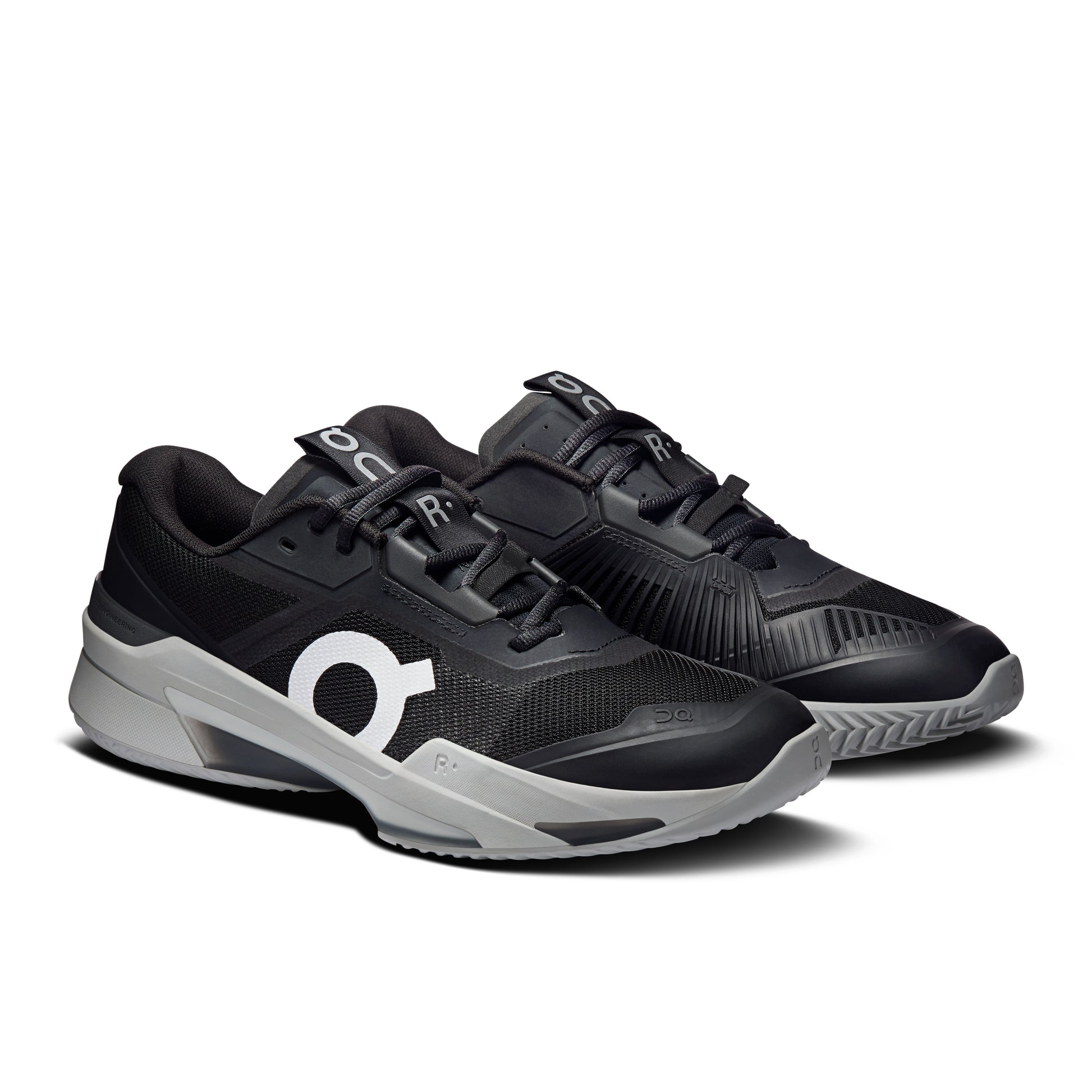 Vista lateral das sapatilhas On Running THE ROGER Pro Fire Clay em Black/Eclipse, com estrutura reforçada e placa Speedboard®.