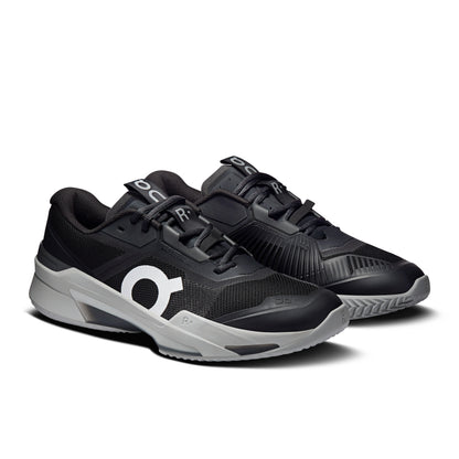 Vista lateral das sapatilhas On Running THE ROGER Pro Fire Clay em Black/Eclipse, com estrutura reforçada e placa Speedboard®.