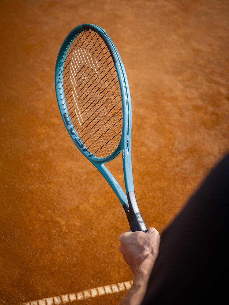 Raquete HEAD Boom MP 2026 - detalhe do cabo e grip, em ação no court