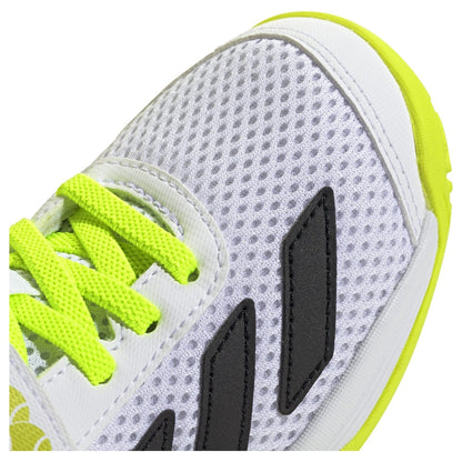 Detalhe frontal do tecido em malha respirável das sapatilhas de ténis júnior adidas Courtflash K, garantindo ventilação e conforto durante o jogo.