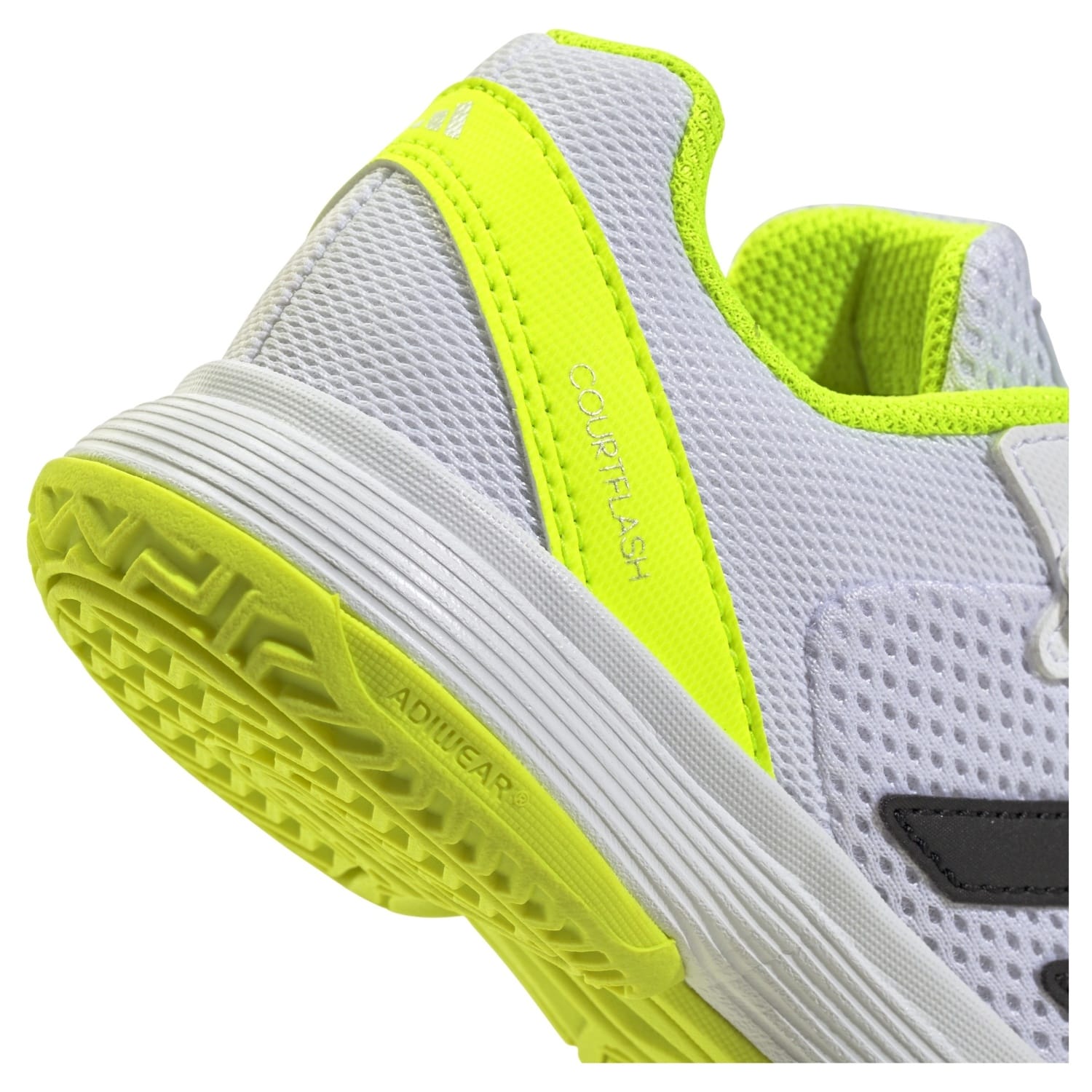 Detalhe do calcanhar das sapatilhas adidas Courtflash K, mostrando a estrutura reforçada para maior estabilidade durante o jogo.