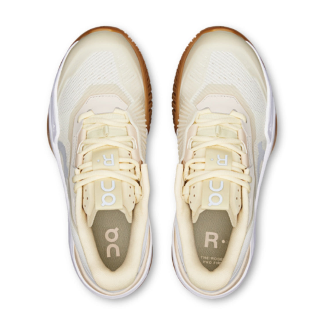 Vista superior das sapatilhas On Running THE ROGER Pro Fire em Ivory/Sand, com calcanhar acolchoado para maior conforto.