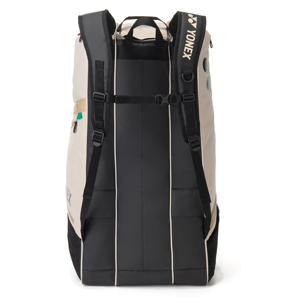 Saco Yonex GearLogic 9R - vista traseira com detalhe do cinto de peito para maior estabilidade